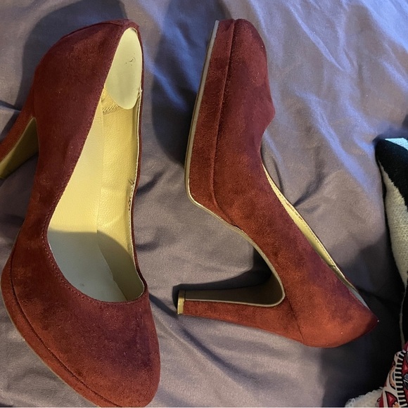 Unlisted Kenneth Cole Film Maker Burgundy Velvet Heels Sz 8 1/2 Wide - Picture 5 of 9